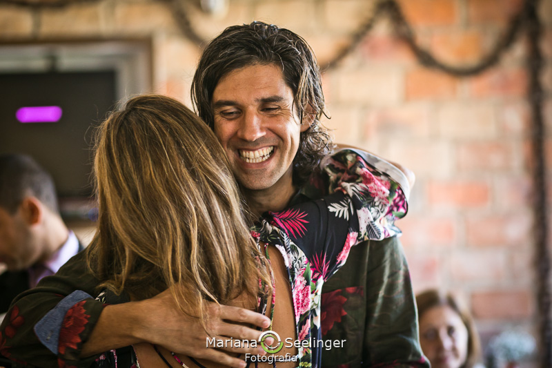 Noivo recebendo seus convidados em fotografia de Mariana Seelinger Fotógrafa de Casamentos em Niterói e RJ