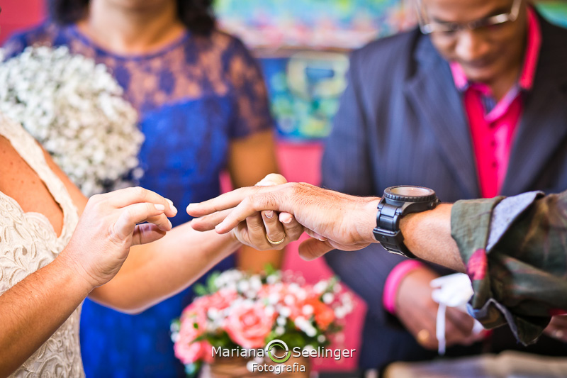Foto da troca de alianças em mini wedding realizado em restaurante cantina italiana da carmine niteroi em fotos de casamento por mariana seelinger fotografia de casamentos e famílias rj