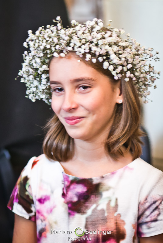 Faminha filha do casal emocionada em casamento mini weddin em restaurante em foto por mariana seelinger fotografia de casamentos