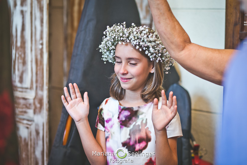 Daminha filha do casal muito feliz no casamento italiano em fotografia de Mariana Seelinger Fotógrafa de Casamentos em Niterói e RJ