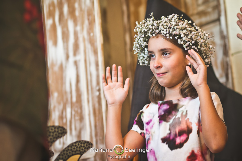 Filha do casal muito emocionada no casamento italiano de seus pais em fotografia de Mariana Seelinger Fotógrafa de Casamentos em Niterói e RJ