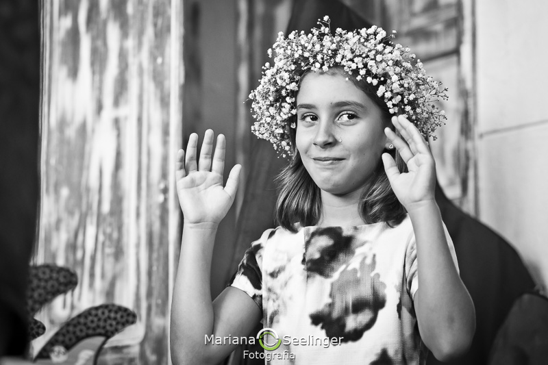 Daminha com arco de flores na cabeça em casamento italiano em fotografia de Mariana Seelinger Fotógrafa de Casamentos em Niterói e RJ