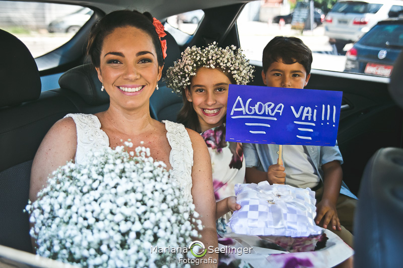 Noiva a caminho do restaurante italiano da carmine onde acontecerá seu casamento em fotografia de Mariana Seelinger Fotógrafa de Casamentos em Niterói e RJ