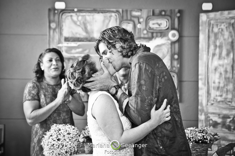 beijo do casal durante cerimônia de casamento realizada em restaurante de niteroi da carmine foto de casamento por mariana seelinger fotografia