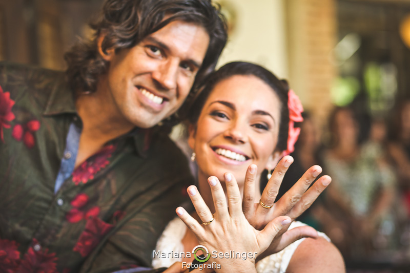 Foto após a troca de aliança em fotografia de Mariana Seelinger Fotógrafa de Casamentos em Niterói e RJ