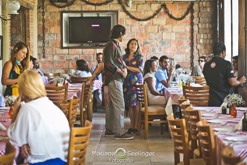 Fotografia do noivo cumprimentando seus familiares