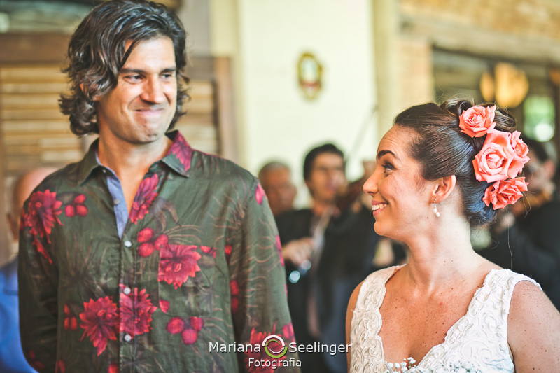 Casal de noivos muitos feliz casando em fotografia de Mariana Seelinger Fotógrafa de Casamentos em Niterói e RJ