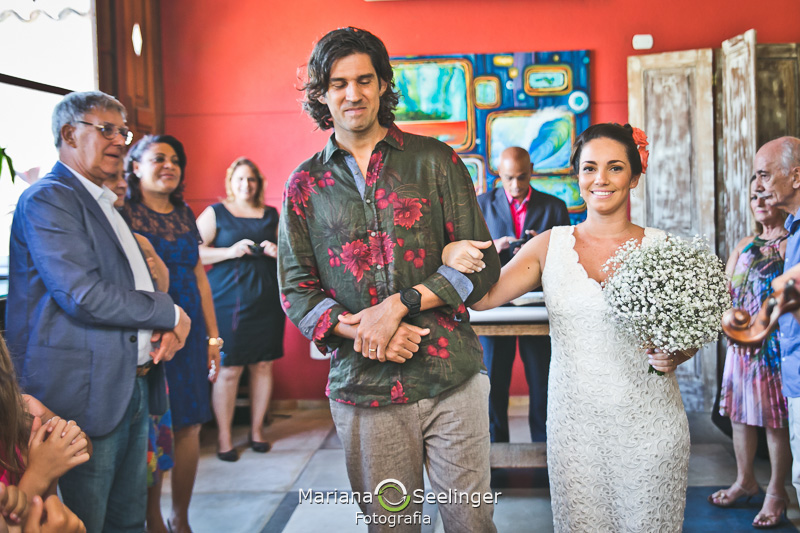 Casal indo embora do altar em fotografia de Mariana Seelinger Fotógrafa de Casamentos em Niterói e RJ