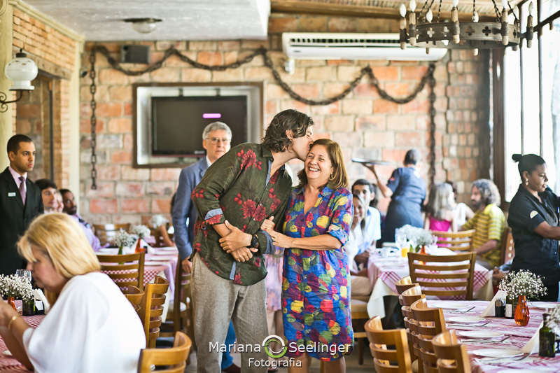 Entrada do noivo em mini wedding em restaurante tipo cantina italiana em Niteroi em foto de casamento por Mariana Seelinger Fotografia de Casamentos e Famílias em Niteroi e RJ