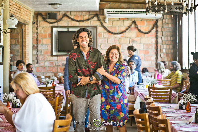 Entrada do noivo em mini wedding em restaurante tipo cantina italiana em Niteroi em foto de casamento por Mariana Seelinger Fotografia de Casamentos e Famílias em Niteroi e RJ