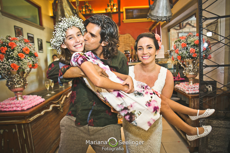 Noivo cumprimentando sua filha em fotografia de Mariana Seelinger Fotógrafa de Casamentos em Niterói e RJ