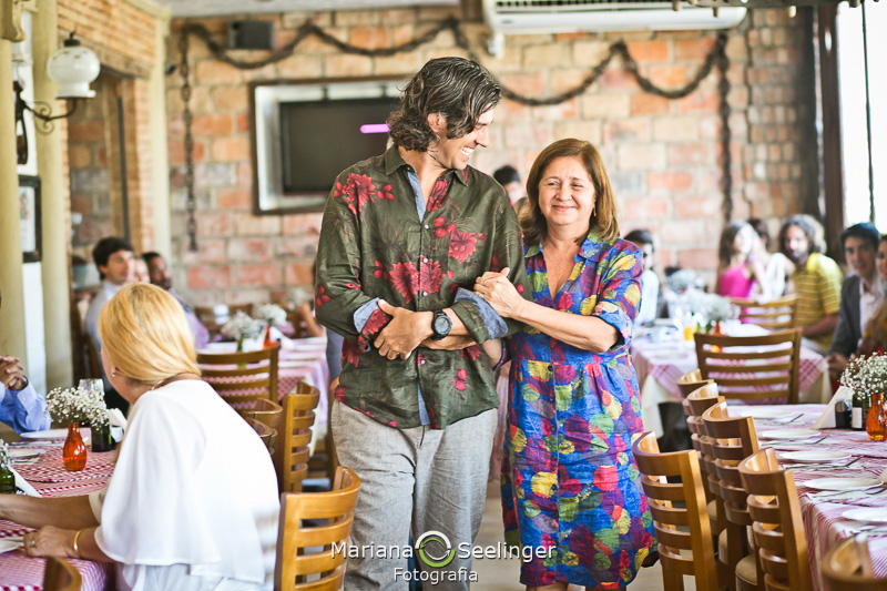 Entrada do noivo em mini wedding em restaurante tipo cantina italiana em Niteroi em foto de casamento por Mariana Seelinger Fotografia de Casamentos e Famílias em Niteroi e RJ