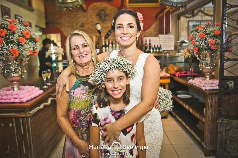 Noiva e seus familiares em fotografia de Mariana Seelinger Fotógrafa de Casamentos em Niterói e RJ