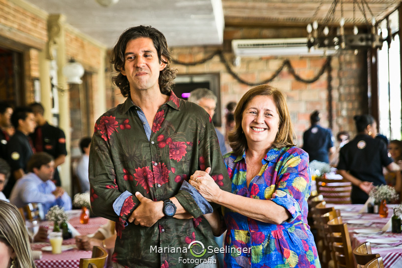 Entrada do noivo em mini wedding em restaurante tipo cantina italiana em Niteroi em foto de casamento por Mariana Seelinger Fotografia de Casamentos e Famílias em Niteroi e RJ