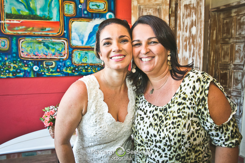 Fotografia da noiva com seus familiares em fotografia de Mariana Seelinger Fotógrafa de Casamentos em Niterói e RJ