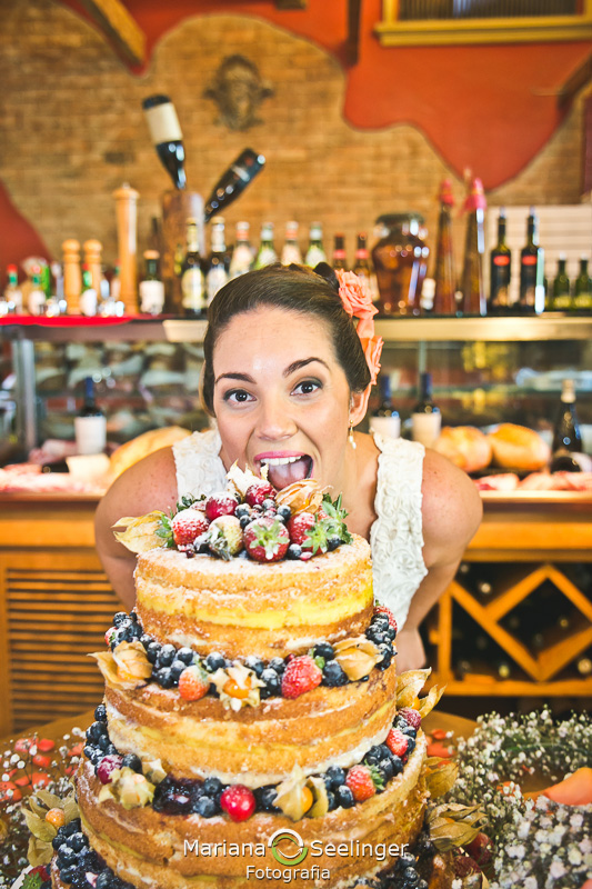 Foto da noiva com a decoração italiana em fotografia de Mariana Seelinger Fotógrafa de Casamentos em Niterói e RJ