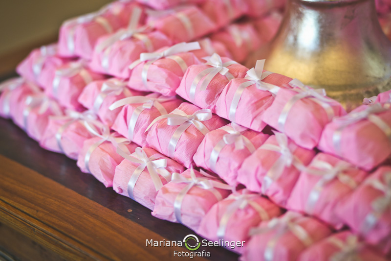 Foto de bem casados com embalagens rosas