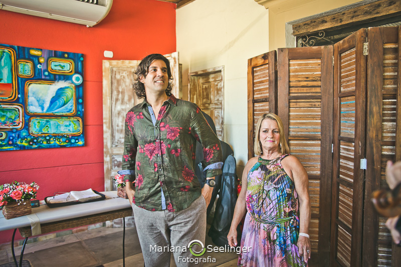 Entrada do noivo em mini wedding em restaurante tipo cantina italiana em Niteroi em foto de casamento por Mariana Seelinger Fotografia de Casamentos e Famílias em Niteroi e RJ