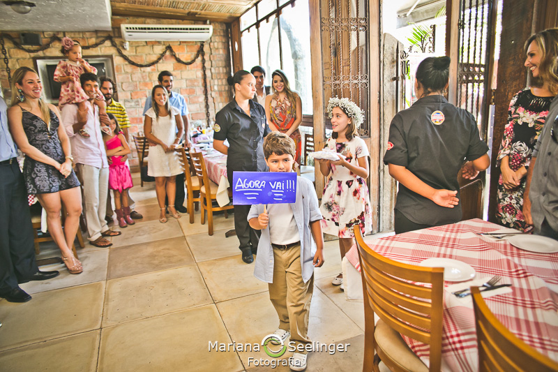 Pajem anunciado a chegada da noiva em fotografia de Mariana Seelinger Fotógrafa de Casamentos em Niterói e RJ