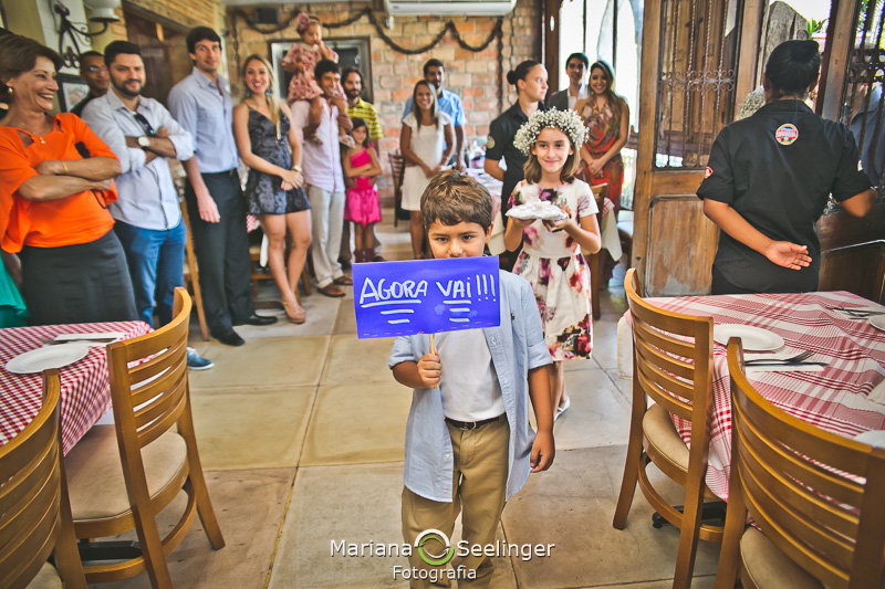 Fotografia da entrada da noiva no casamento em fotografia de Mariana Seelinger Fotógrafa de Casamentos em Niterói e RJ