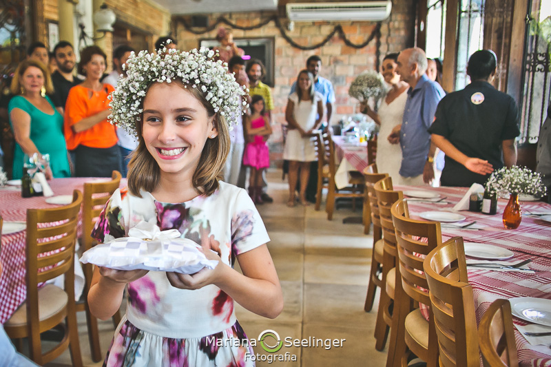Entrada da filha dos noivos antes da noiva em fotografia de Mariana Seelinger Fotógrafa de Casamentos em Niterói e RJ