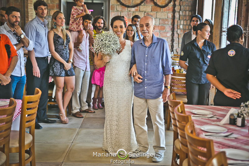 Entrada da noiva em casamento tipo mini wedding em restaurante cantina italiana em foto de casamento por mariana seelinger fotografia de casamentos e famílias em niteroi e rj