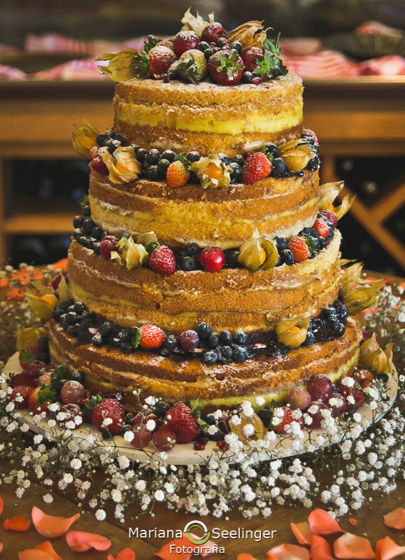 Bolo naked cake em mini wedding em restaurante tipo Cantina Italiana Da Carmine em Itaipu Niteroi RJ em foto de Mariana Seelinger Fotografia de Casamentos e Famílias em Niterói e RJ