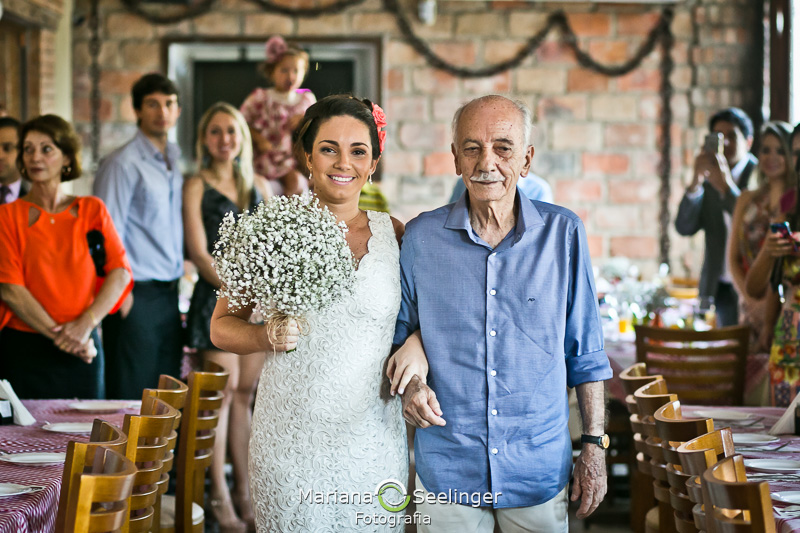 Pai da noiva acompanhando sua filha até o noivo em fotografia de Mariana Seelinger Fotógrafa de Casamentos em Niterói e RJ