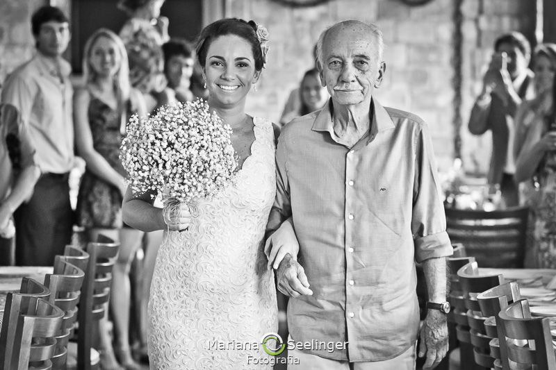 Pai e filha juntos no caminho do altar em fotografia de Mariana Seelinger Fotógrafa de Casamentos em Niterói e RJ