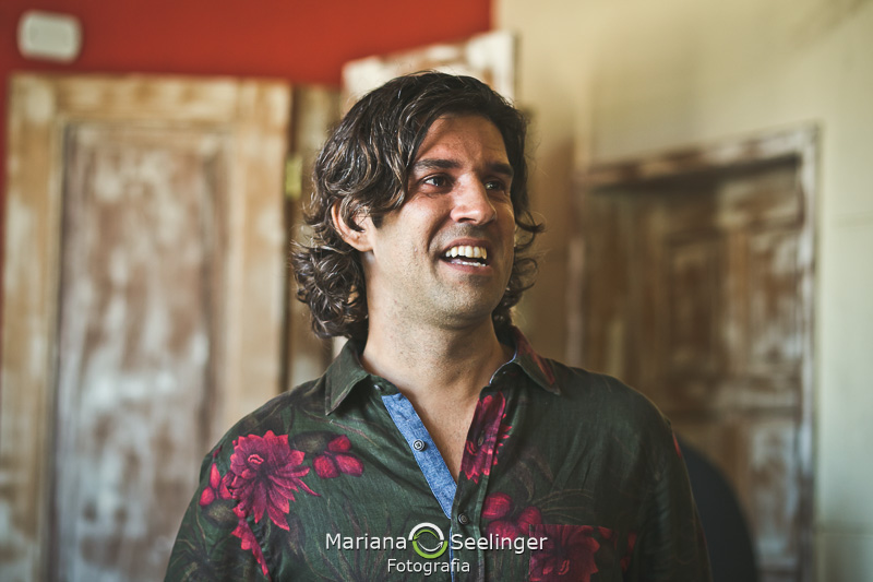 Noivo surfista aguardando a noiva no altar feito de pranchas de surf em fotografia de Mariana Seelinger Fotógrafa de Casamentos em Niterói e RJ