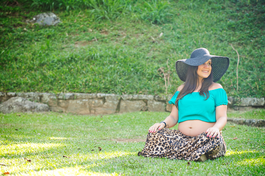 Foto de gestante usando chapéu por MAriana Seelinger Fotografa de casamentos