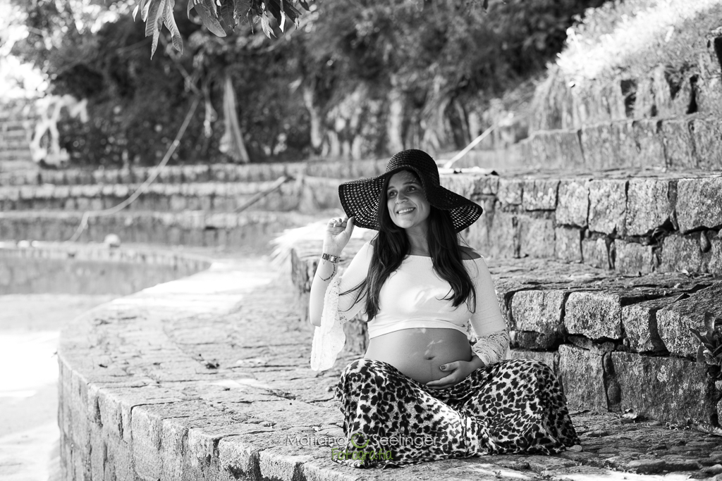 Foto de gestante usando chapéu por MAriana Seelinger Fotografa de casamentos