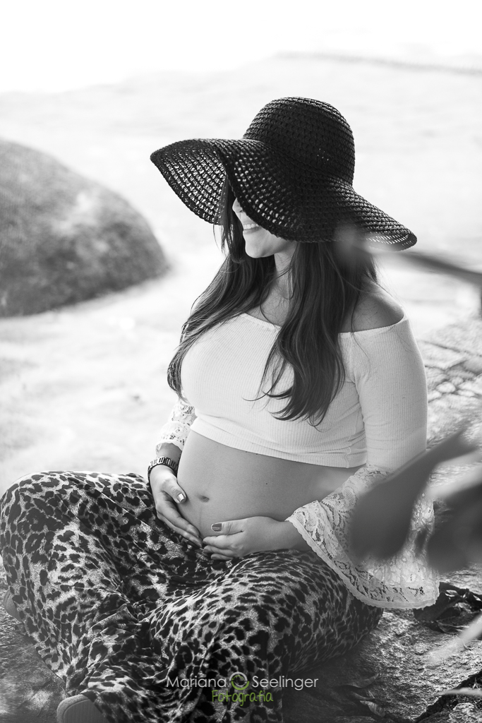 Foto de gestante usando chapéu por MAriana Seelinger Fotografa de casamentos