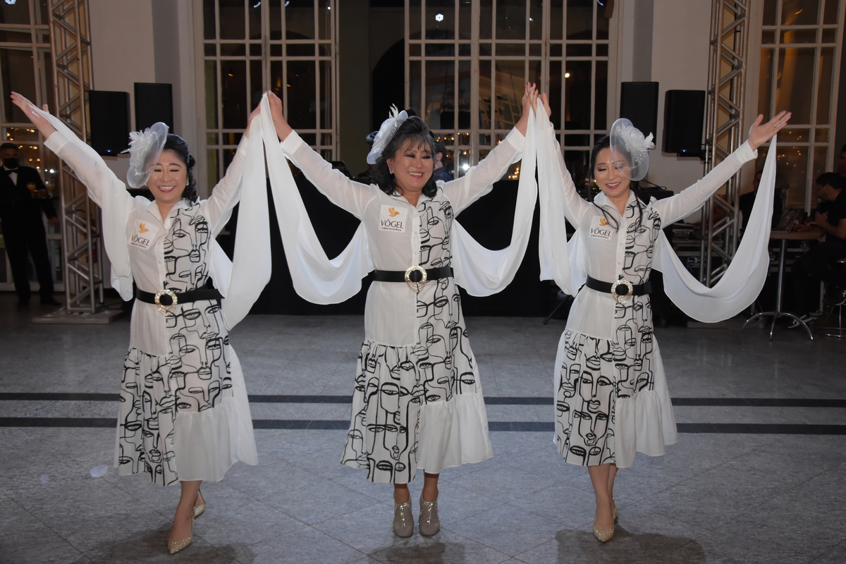 Coreografia de mãe e filhas na festa de 40 anos de Casamento
