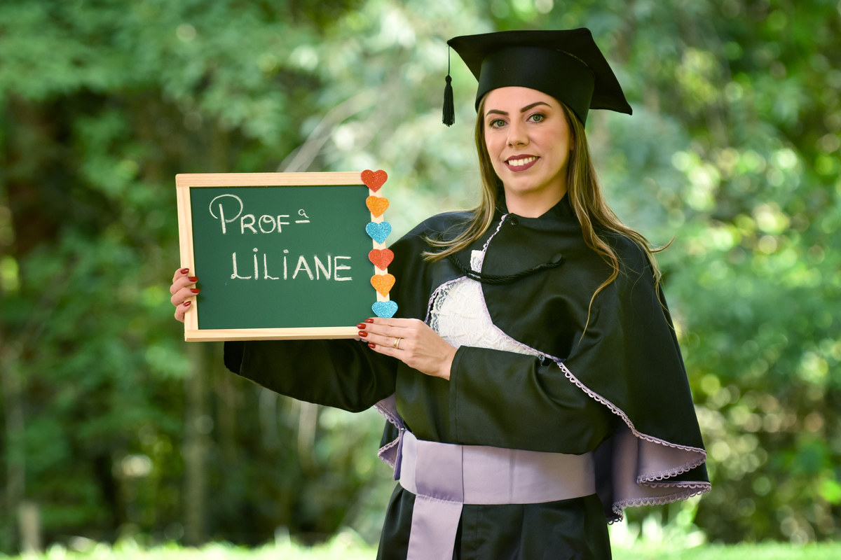 Ensaio fotográfico com beca de formatura