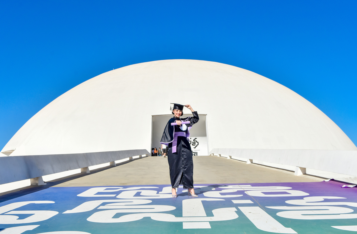 Ensaio fotográfico com beca de formatura