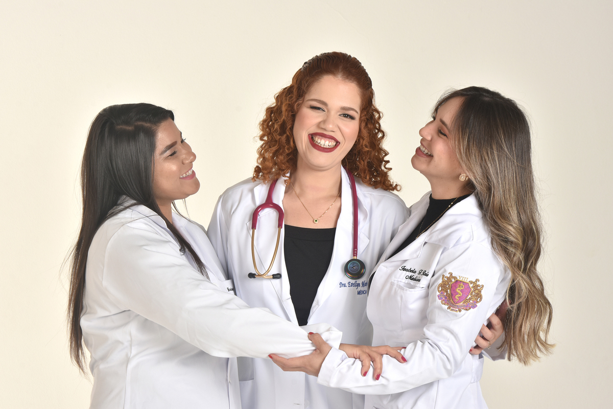 Fotos com amigas formadas de Medicina