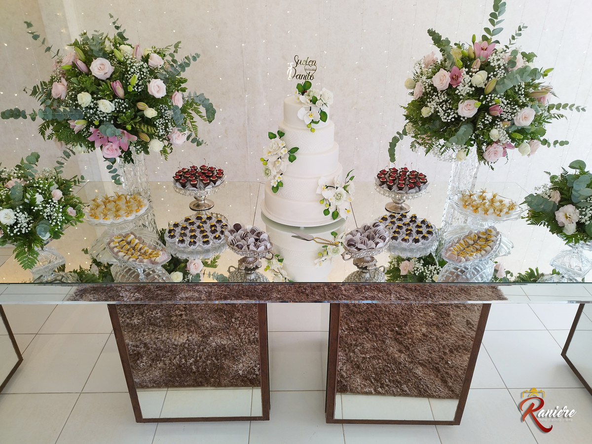 Mesa de Bolo com Docinhos