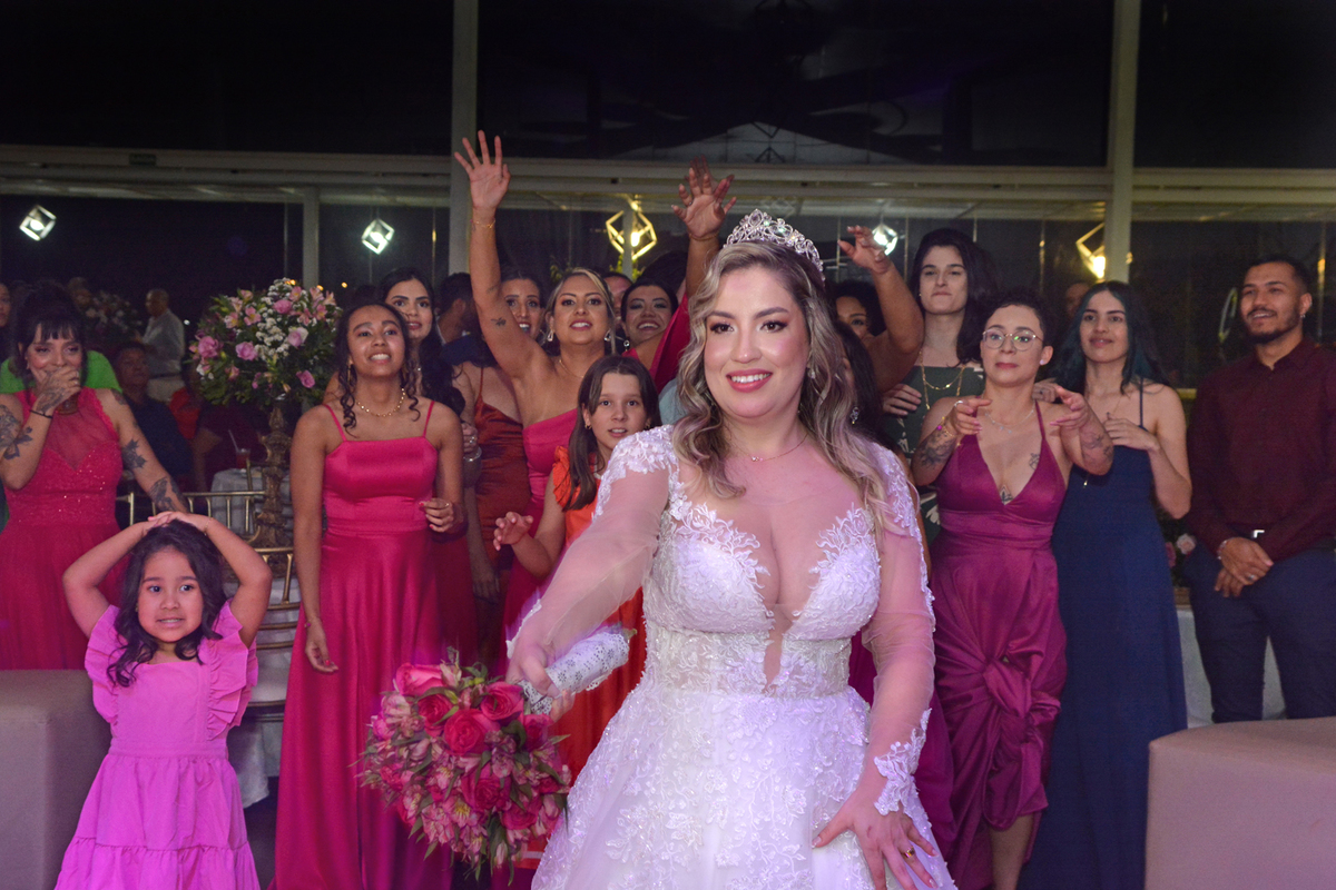 Noiva Jogando o Buquê