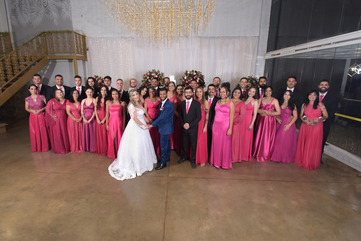 pose para fotos com os padrinhos e madrinhas de casamento