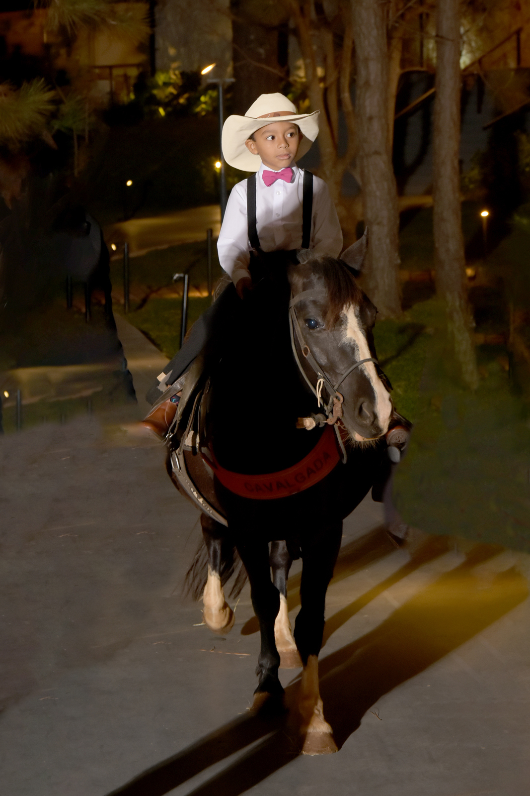 Pajem entrando com pônei em casamento 