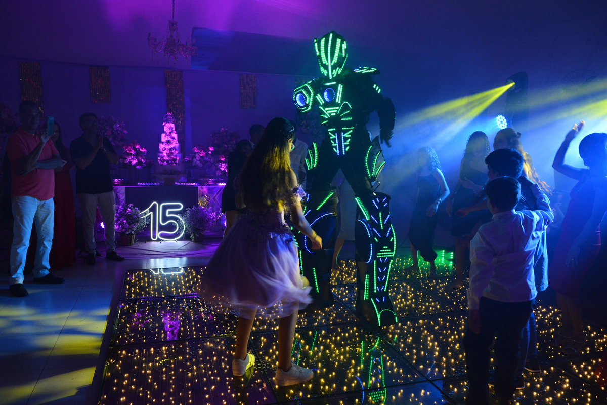 Robô para animação de festas de 15 anos
