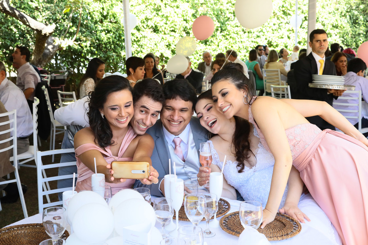 recepção de casamento no jardim da casa dos noivos