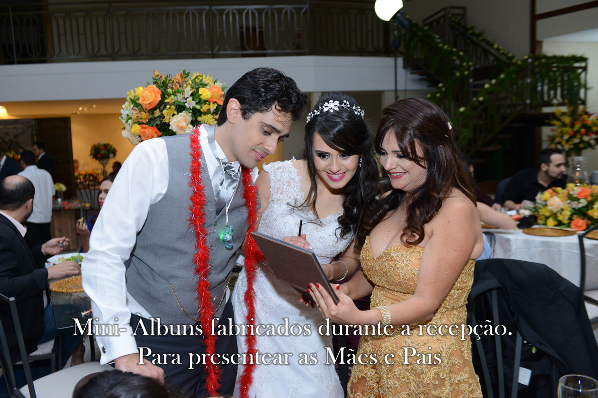 mini- Álbuns entregues p/ as mãe durante a recepção do casamento