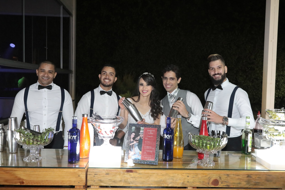 barmen em festa de casamento na mancão das hortênsias