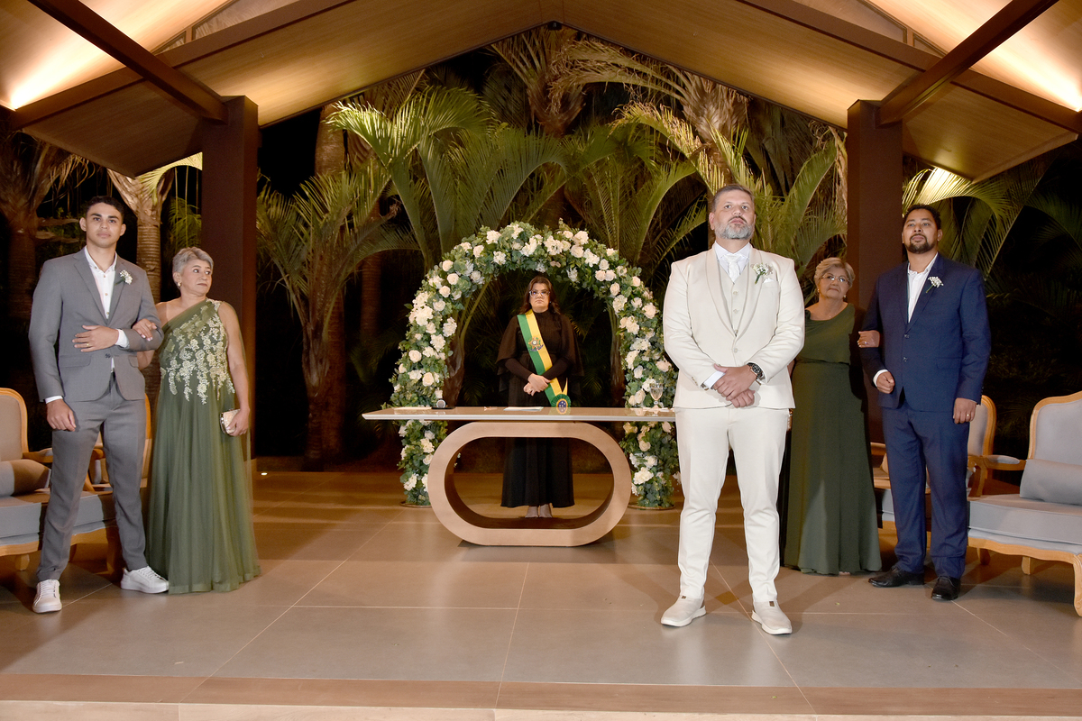 Celebração de casamento civil No varandas Park