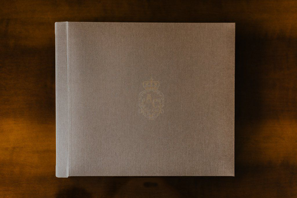 Álbum encadernado em cetim