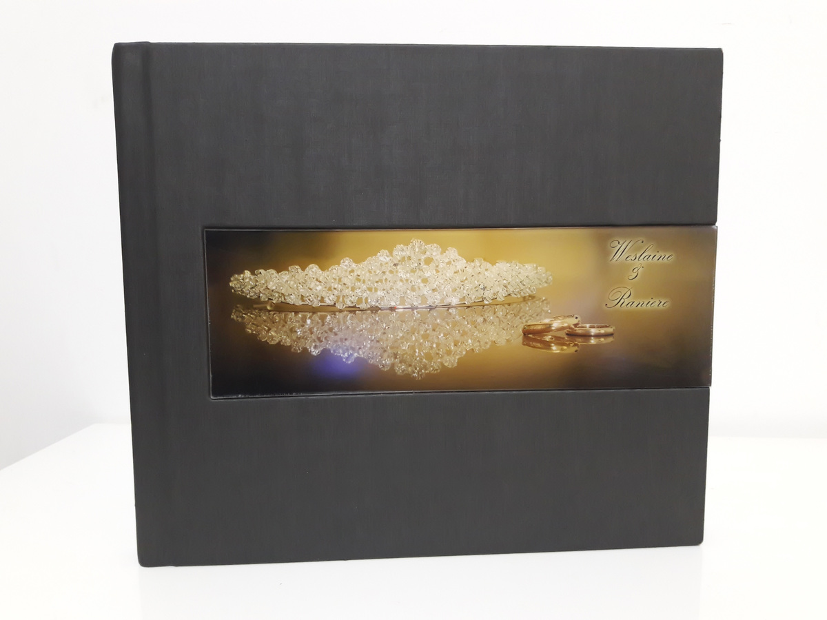 imagem Álbum cetim e acabamento em acrílico