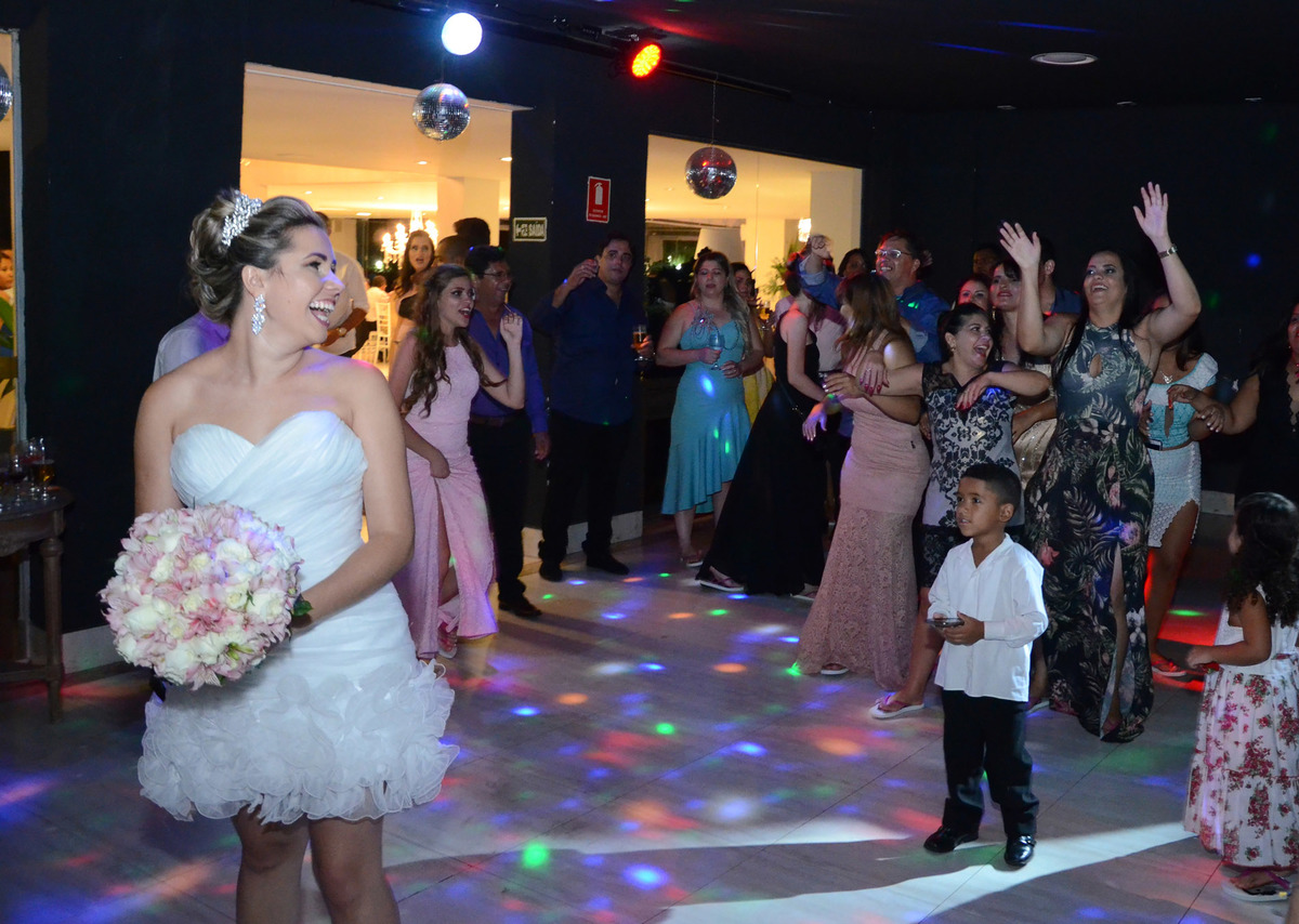 recepção de festas no salão grand real noiva jogando o buquet