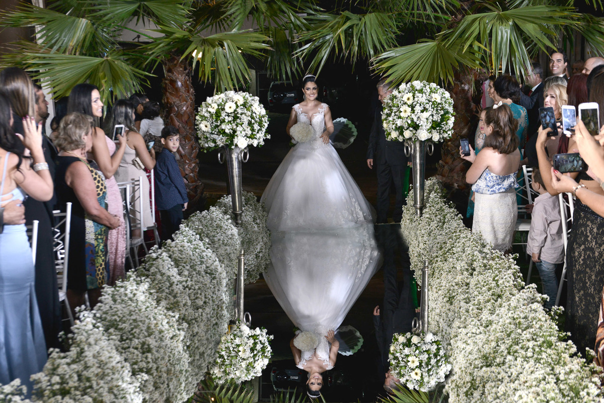 Vestido de noiva Linda- salão de festas vila real 